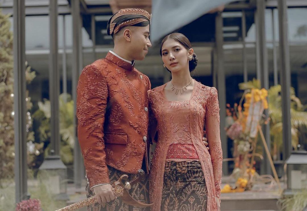 Pasangan artis Sheila Dara dan Vidi Aldiano telah resmi melangsungkan akad pernikahan pada Sabtu pagi, (15/1/2022). Intip momen khidmat ijab kabulnya.