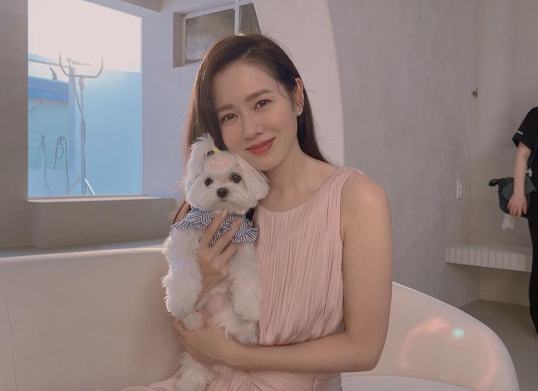 Son Ye Jin bagikan tips gaya hidup sehat, salah satunya mengonsumsi kolagen. Yuk, cari tahu manfaatnya.
