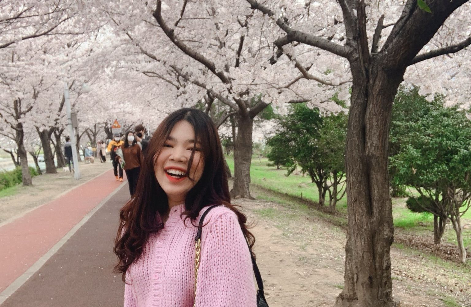 Mutia Putri raih mimpi kerja di Korea, bahkan bisa sukses mendirikan bisnis jastip barang idol Kpop bersama temannya. Begini kisahnya.