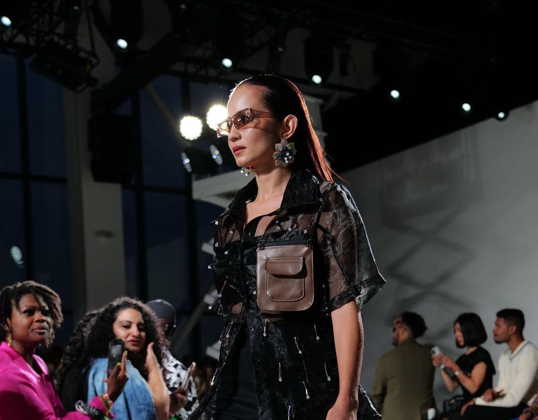 Penampilan Enzy Storia di runway Erigo X New York Fashion Week Spring/Summer 2023 viral di TikTok. Berikut detailnya!