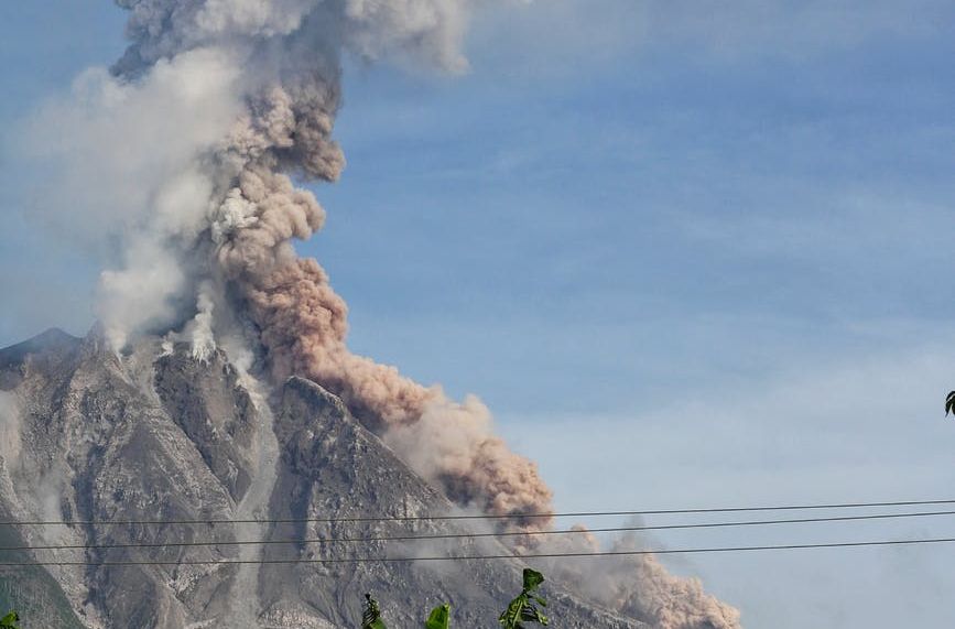 Indonesia merupakan cincin api dan Gunung Semeru pun belum lama erupsi. Belajar dari hal tersebut, kita perlu tahu 4 status gunung berapi. Apa saja?