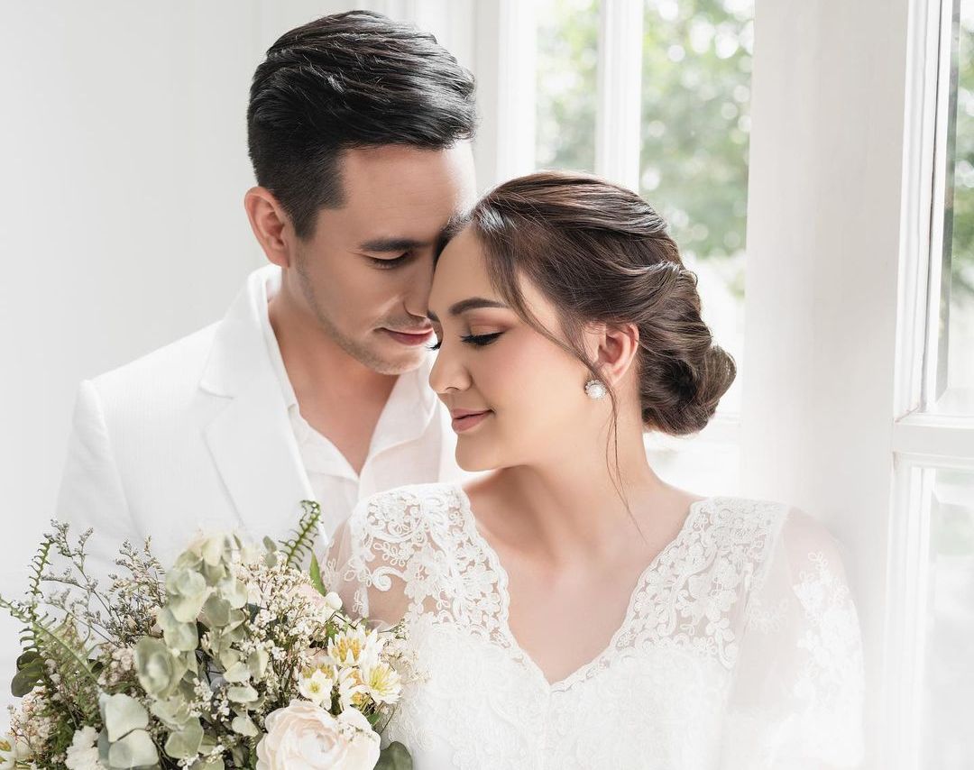 Rayakan ulang tahun pernikahan ke-15, presenter Donna Agnesia berikan pesan romantis untuk Darius Sinathrya.