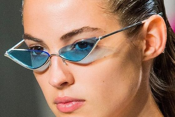Berikut ini 5 fashion item Y2K yang bikin penampilan jadi terlihat tua, mulai dari jeans pinggang karet hingga micro sunglasses.
