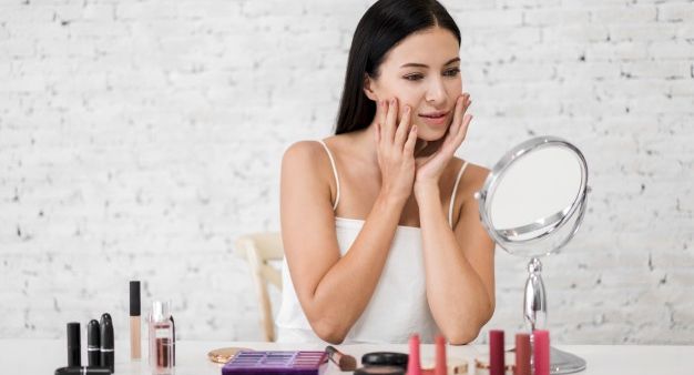 Simak tips dari Vogue tentang tips makeup di bawah 5 menit untuk rapat Zoom yang mendadak, mulai dari tetes mata sampai concealer!