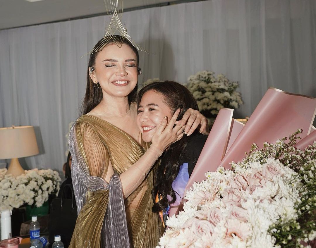 Prilly Latuconsina dipercaya untuk menggarap film dokumenter diva Indonesia, Rossa, bersama Sinemaku Pictures.