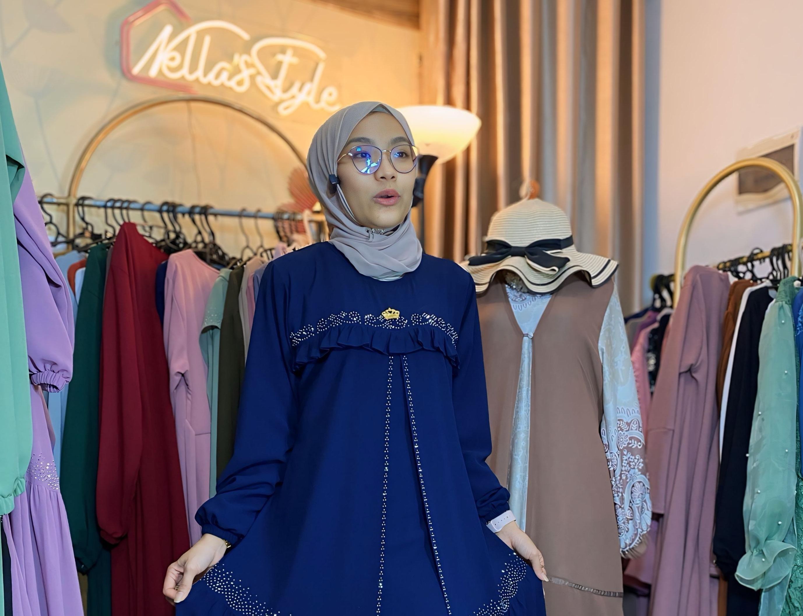 Memulai ide usaha di bidang fesyen sejak masih kerja kantoran, konten kreator ini sukses dari live streamer dan affiliate.