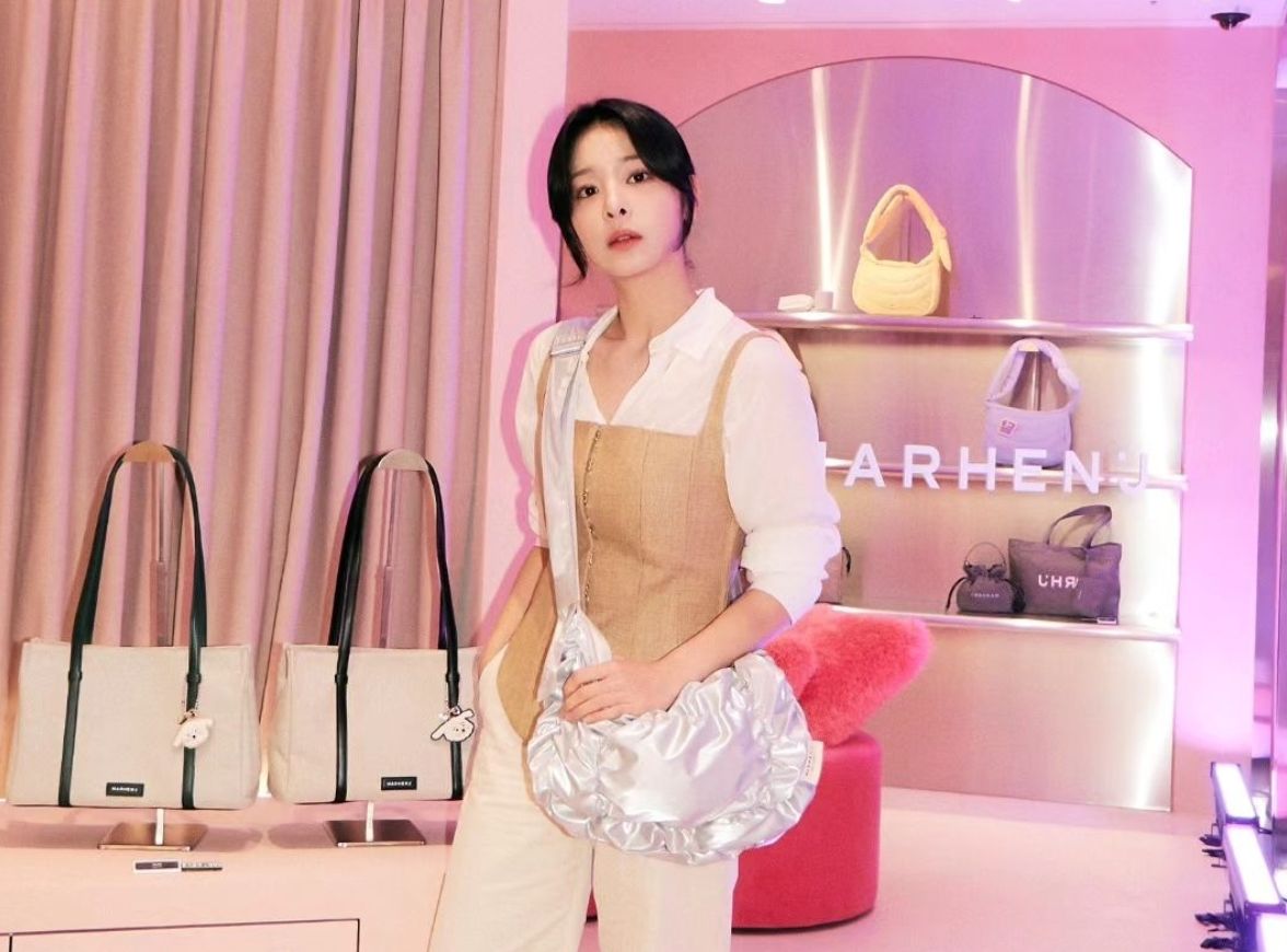 Saat berkunjung ke Jakarta yang kedua kalinya, Seorina atau Seol In Ah membeberkan rekomendasi tas favoritnya yang stylish dari Marhen J.