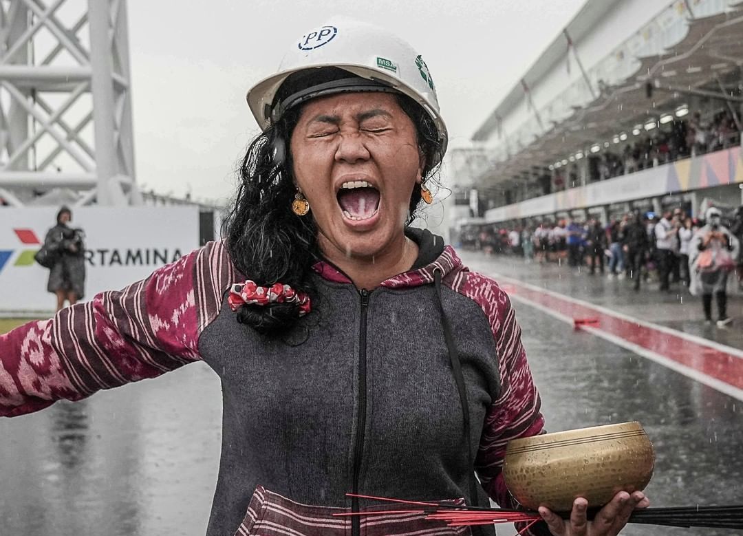 Aksi pawang hujan MotoGP Mandalika 2022, Rara, dihujat netizen, aktor Darius Sinathrya angkat bicara.