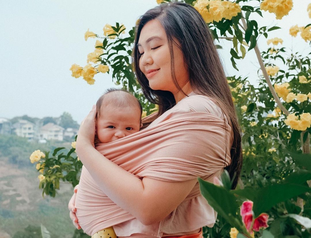 Tiara Pangestika membagikan kabar sang putra yang baru berusia 10 bulan positif terkena Covid-19. Ketahui risiko paparan covid pada bayi. 