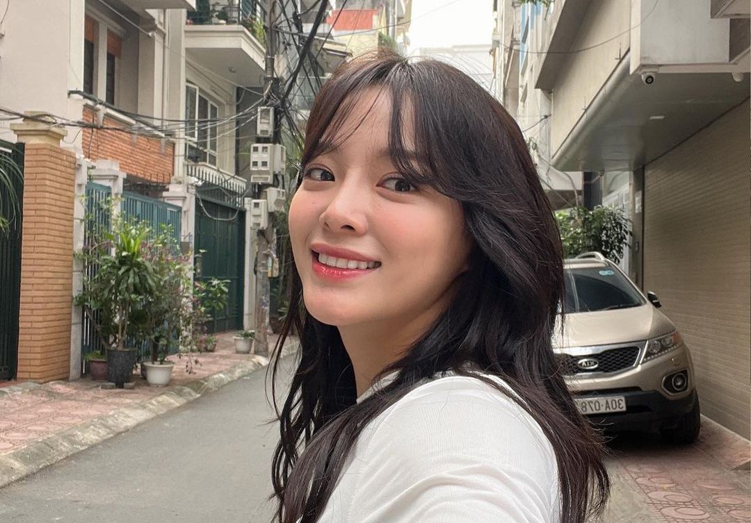 Simak outfit Kim Se Jeong saat hadiri fan meeting di Jakarta. Tampil menawan dalam balutan dress yang dipadukan dengan sepatu boots!