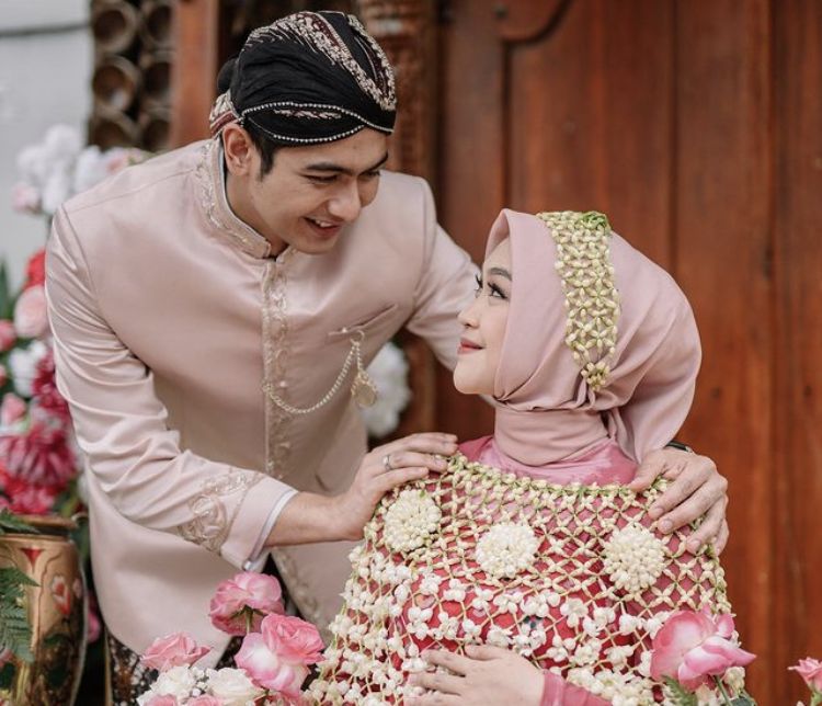 Gelar acara 7 bulanan, Ria Ricis dan Teuku Ryan beri bocoran nama anak pertama. Penasaran? Yuk simak!