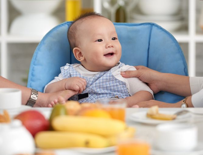 Khawatir anak memulai makan makanan padat karena belum tumbuh gigi? Ketahui dulu informasi tentang makan dengan dan tanpa gigi.