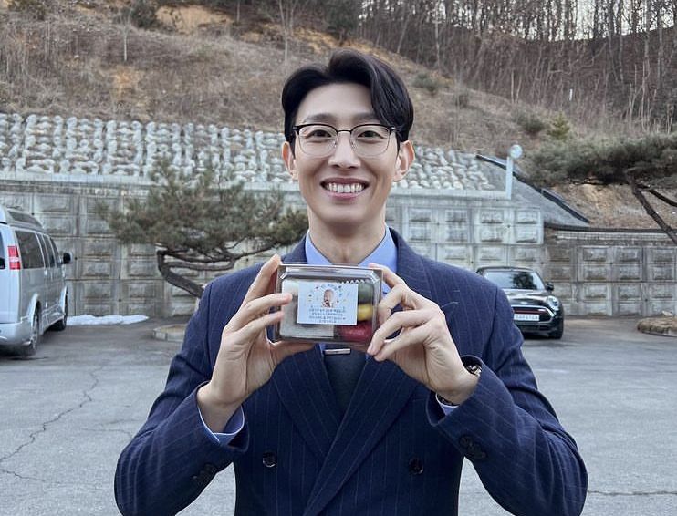 Aktor Kang Ki Young pemain drakor Extraordinary Atternoy Woo dikabarkan positif Covid-19, batal liburan ke  Bali.