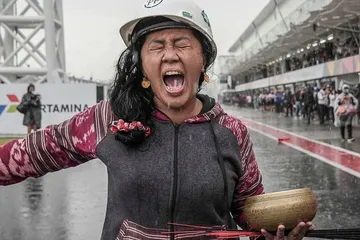 Aksi Rara Istiani Wulandari, pawang hujan MotoGP Mandalika 2022