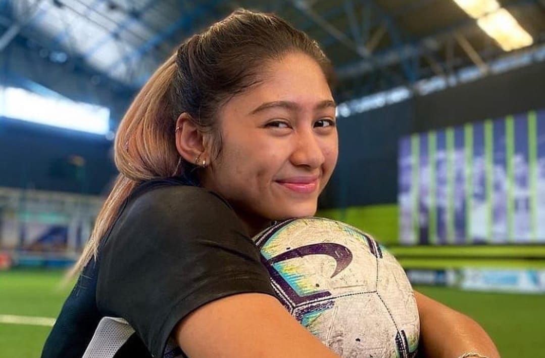 Jadi pemain sepak bola terbaik versi AFC, inilah sosok Zahra Muzdalifah yang merupakan pemain striker asal Indonesia.