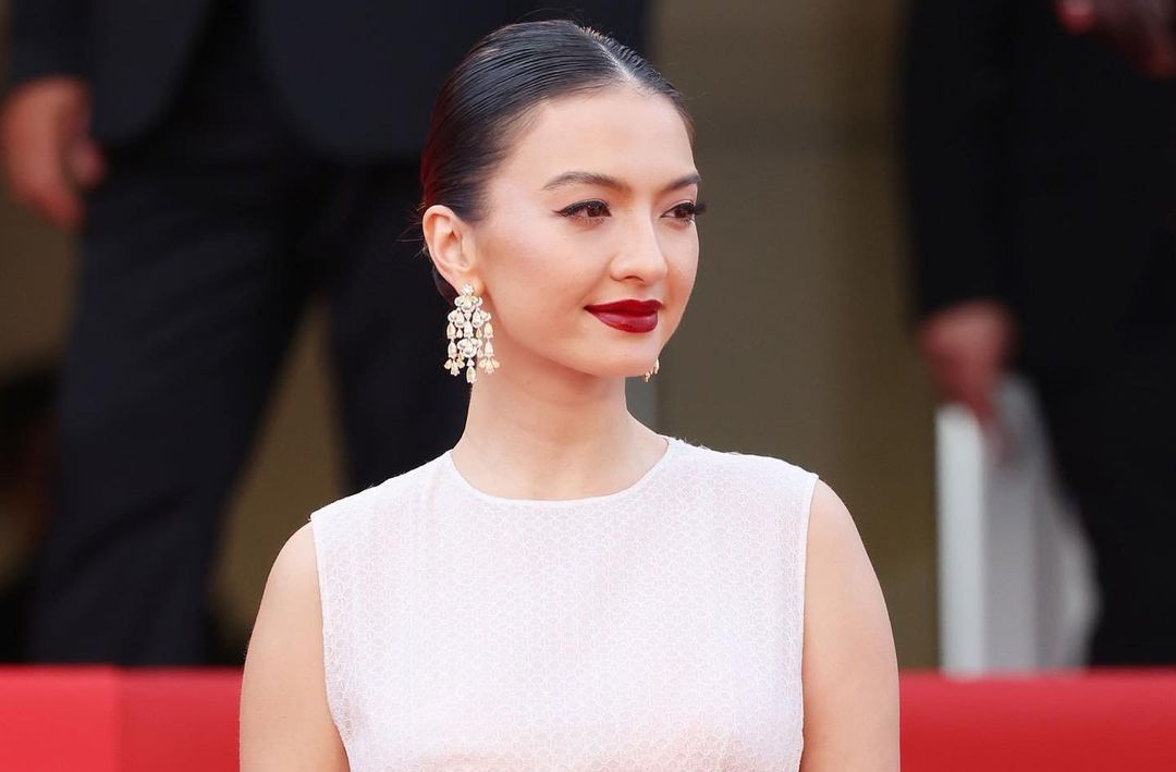 Raline Shah nampak menghadiri Festival Film Cannes 2022. Sang aktris pun kedapatan berfoto bersama Lee Jung Jae bintang Squid Game.