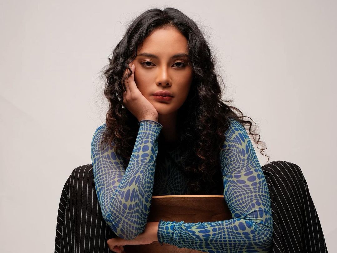 Aktris dan selebgram Erika Carlina mengaku pernah didekati oleh penyanyi internasional Charlie Puth. Namun ia memilih untuk menolak sebab alasan ini.
