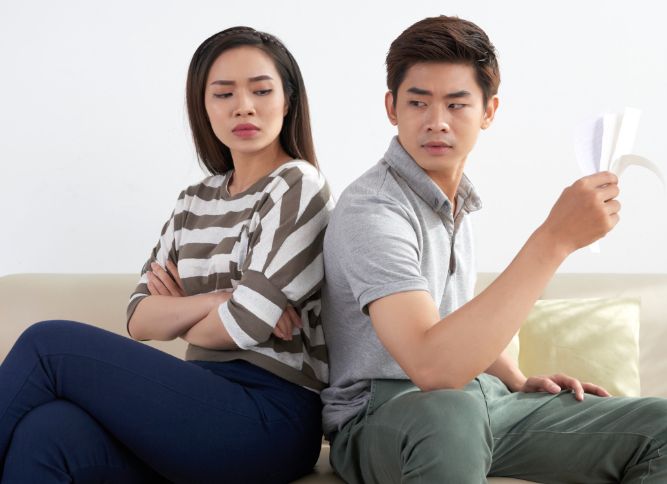 Suami terjerat pinjol? Istri bisa melakukan ini untuk membantu mengatasi dan menjaga stabilitas keuangan keluarga.