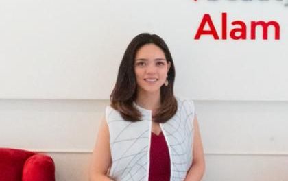 Salah satu bukti perempuan meraih mimpi ialah Viola Oyong yang memulai perjalanan kariernya sebagai jurnalis hingga menjadi pengusaha perempuan.