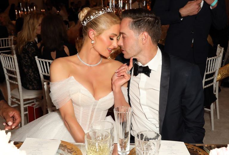 Paris Hilton resmi menikah dengan tunangannya, Carter Reum di Los Angeles. Seperti apa penampilannya?