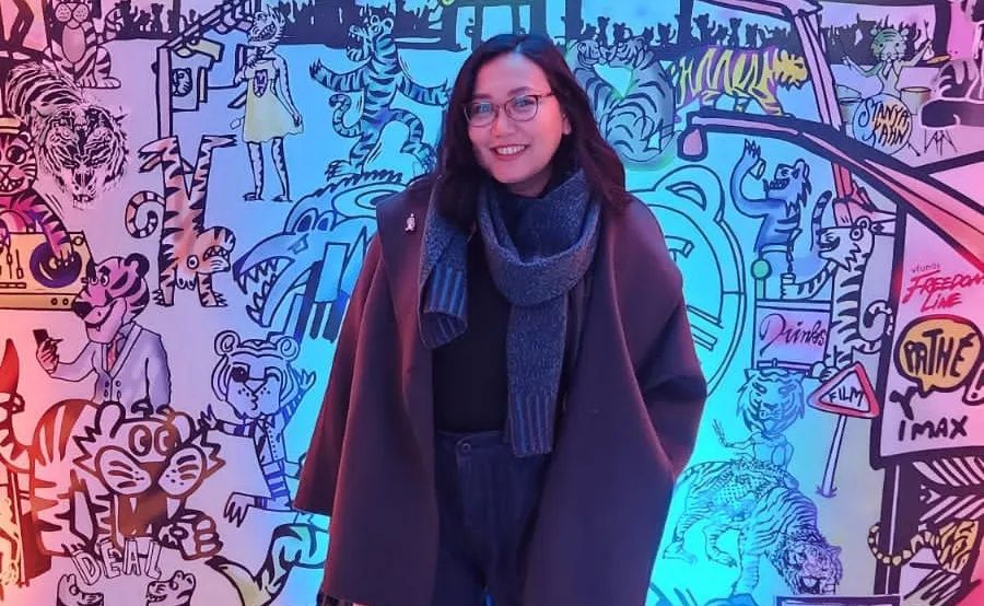 Inilah sosok Gina S. Noer, salah satu penulis skenario dan sutradara perempuan Indonesia yang populer lewat berbagai karyanya.