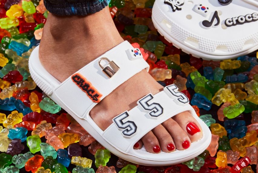Sempat dihina karena memiliki desain yang dianggap tidak menarik, Crocs justru mencatat rekor baru peningkatan penjualan di tengah pandemi.
