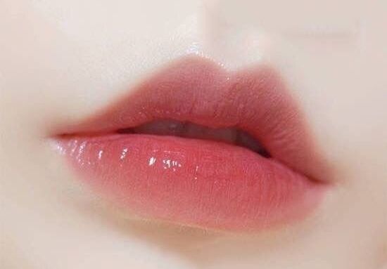 Cara mengatasi bibir kering dan pecah-pecah ternyata gampang banget. Bisa pakai produk kecantikan seperti lip balm dan lip oil. 