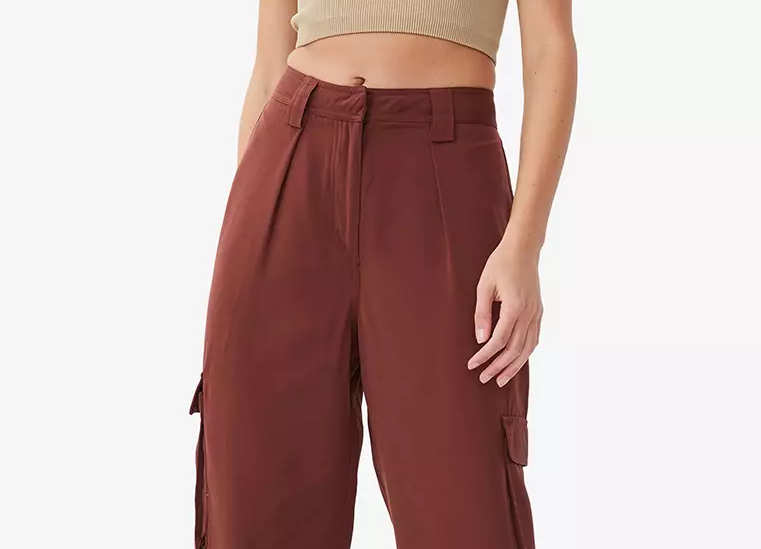 Berita terpopuler Fashion & Beauty (18/9/2023): Mulai dari rekomendasi cargo pants yang viral di TikTok. Hingga rekomendasi eye shadow smokey.