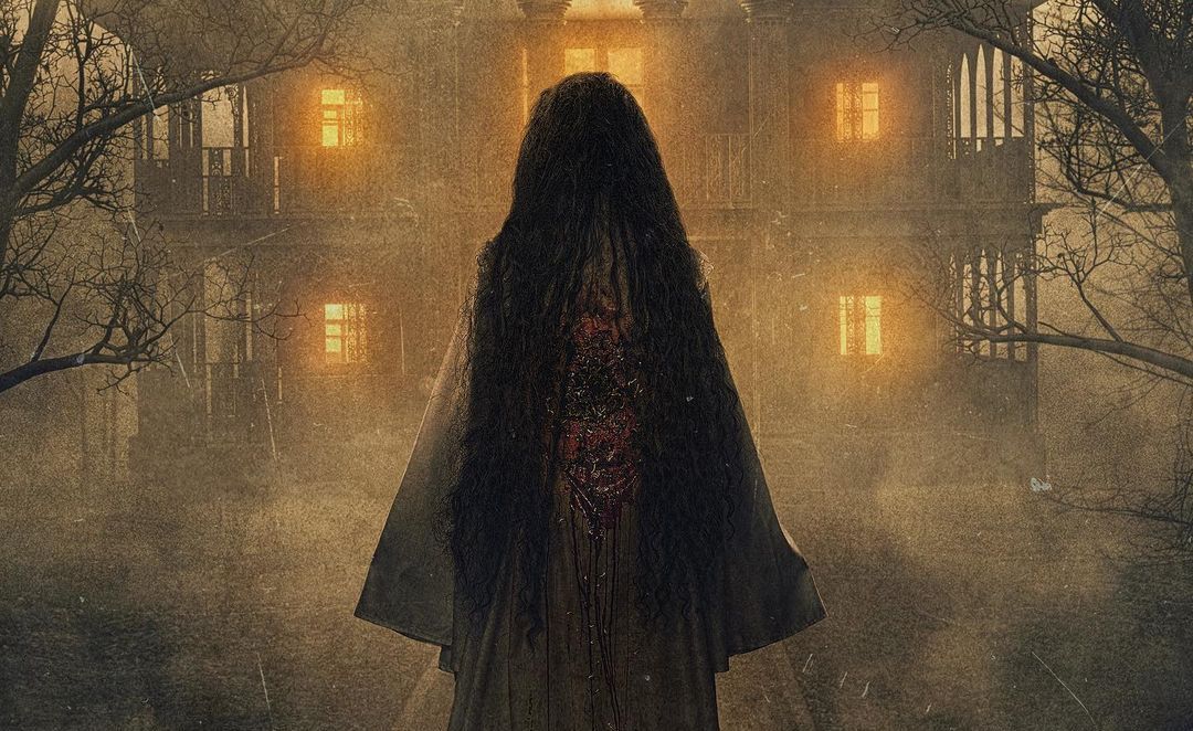 Film horor Suzzanna: Malam Jumat Kliwon akan segera tayang di bioskop. Ceritakan seorang penulis yang dihantui sundel bolong.