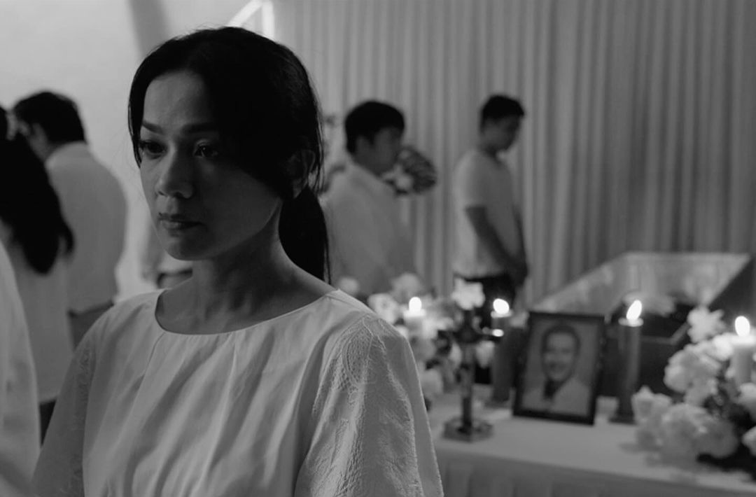Jatuh Cinta Seperti di Film-Film segera tayang November 2023 mendatang. Ceritakan duka setelah kepergian orang tercinta.