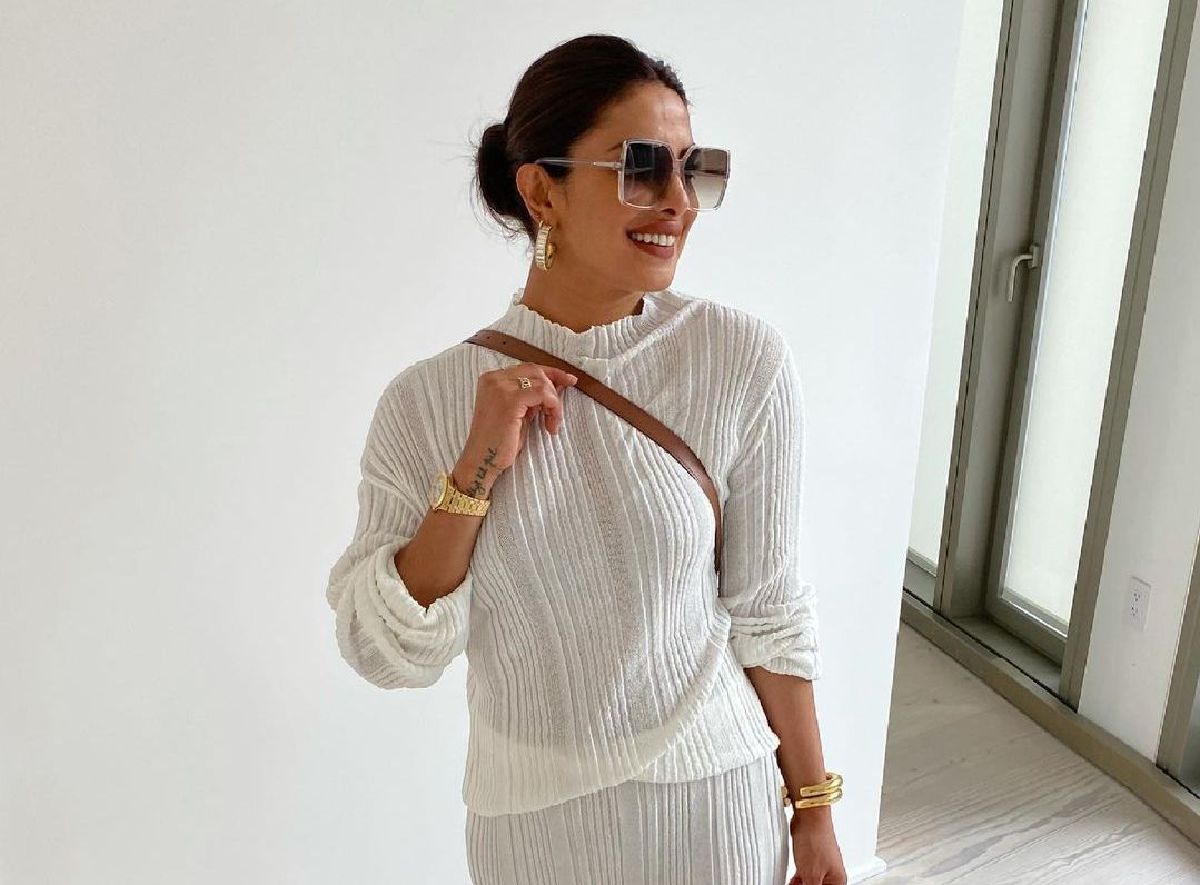 Gaya busana aktris satu ini, beberapa waktu lalu terlihat mengenakan knit set. Simak ulasan selengkapnya terkait gaya fashion Priyanka Chopra.