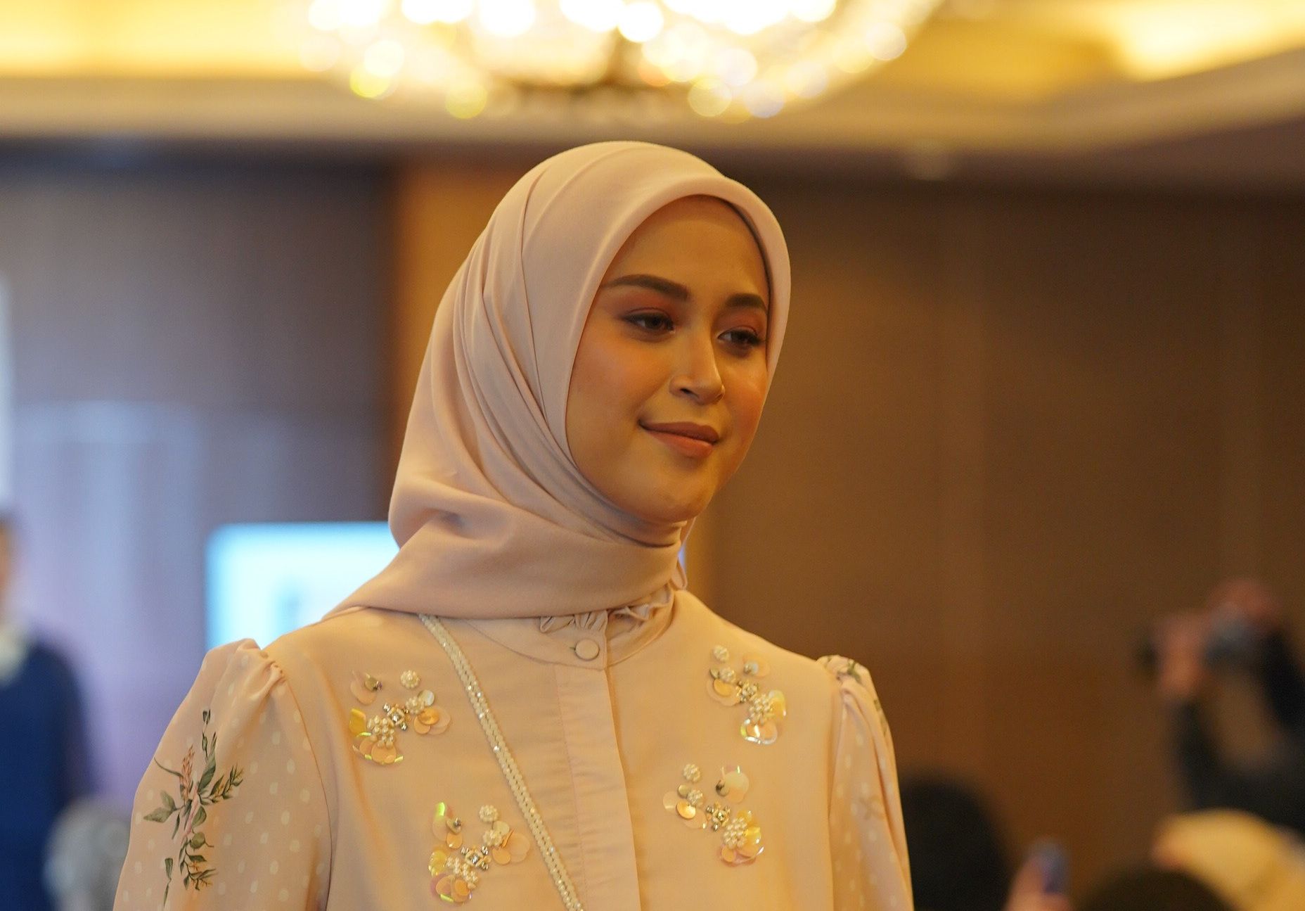 Berkolaborasi dengan Wearing Klamby dalam London Fashion Week Spring/Summer 2023, Wardah mengusung kampanye Beauty Moves You.