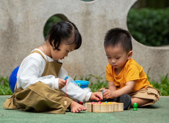 Orang tua maupun anak mungkin sama-sama resah, begini tips menyikapi transisi dari pengasuh ke daycare.