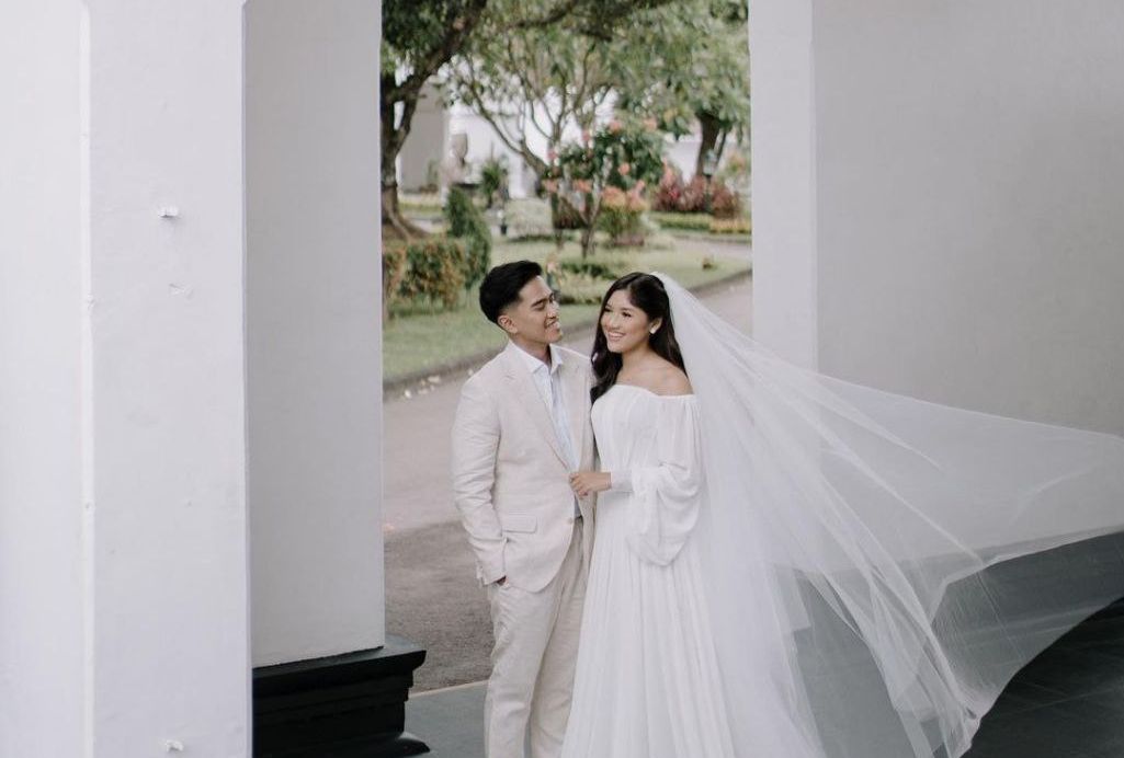 Jelang hari pernikahan, Erina Gudono unggah foto Kaesang Pangarep dan dirinya untuk minta doa restu. Berikut penjelasannya!