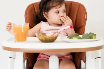 8 Tahap Milestone Makan pada Bayi Mulai Pakai Tangan hingga Terampil Pegang Sendok