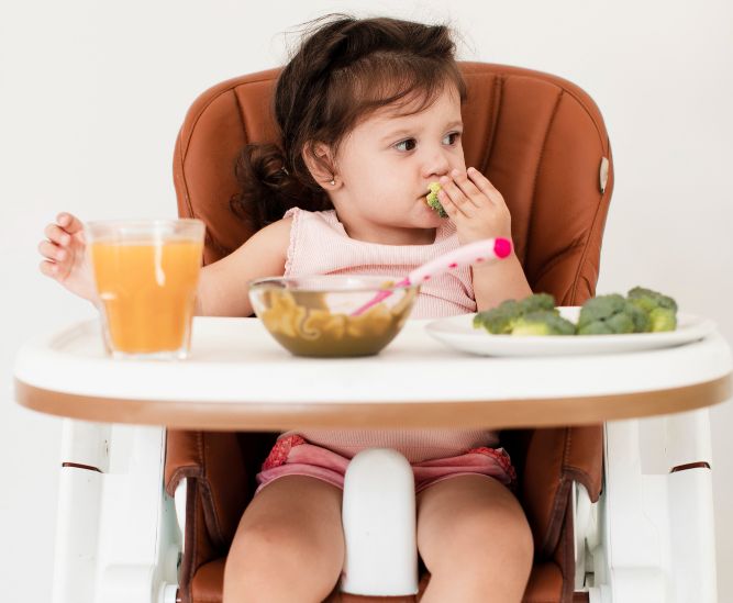 Milestone makan pada bayi melalui tonggak pencapaian sebagai berikut, mulai dari pakai tangan hingga bisa menggunakan sendok.