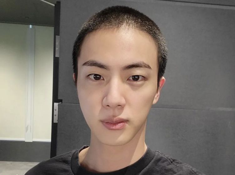 Jin BTS akan menjalani wajib militer pada 13 Desember 2022. HYBE sebagai pihak agensi memberikan pernyataan terbaru.