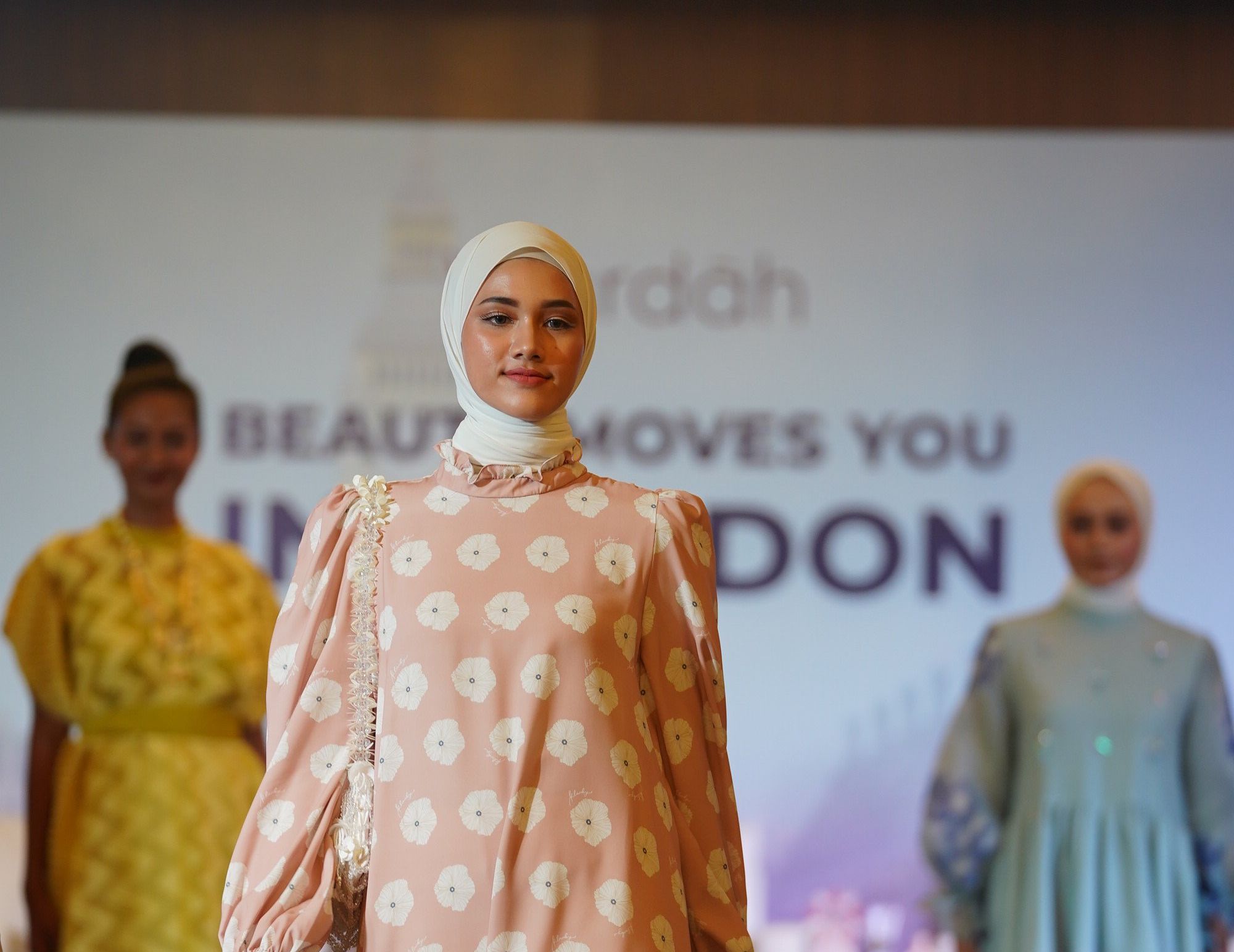 Berkolaborasi bersama Wearing Klamby di London Fashion Week 2023, intip beragam gaya makeup yang dihadirkan oleh Wardah di runway pekan mode tersebut.