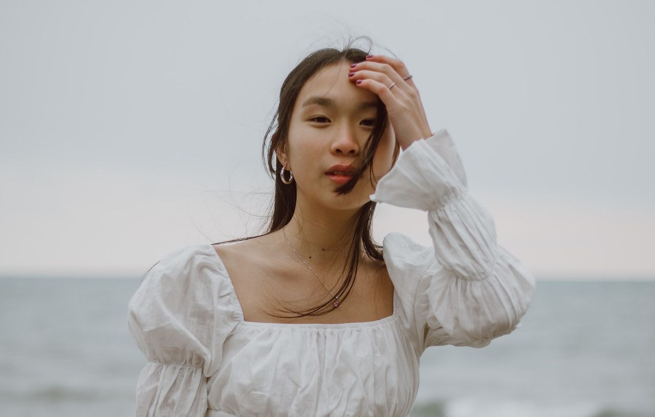 Meski tidak mudah, move on dari pasangan setelah diselingkuhi perlu dilakukan. Berikut cara move on yang bisa kamu coba!