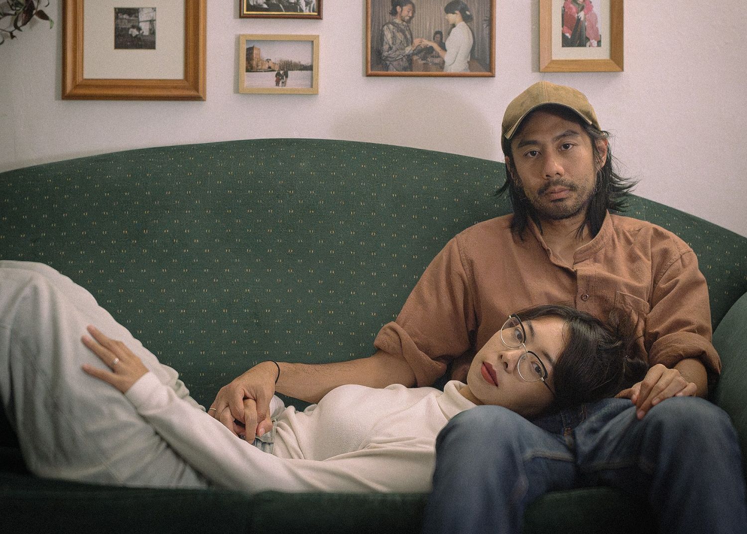 Intip makna lirik lagu 'Tak Ada Keluarga yang Sempurna', dinyanyikan oleh Rara Sekar lewat proyek solonya hara, menjadi soundtrack film Dua Hati Biru.