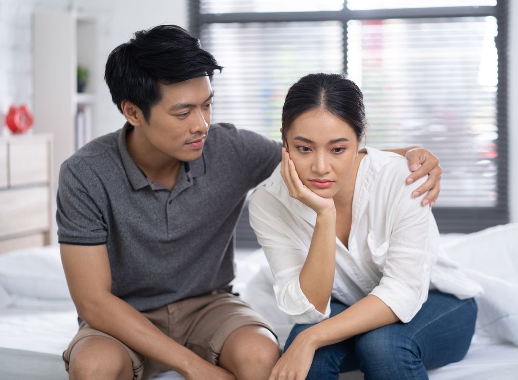 Kebahagiaan dalam hubungan sangatlah penting. Namun, ada pula seseorang yang tidak bahagia dalam hubungan asmaranya. Yuk, kenali tandanya!