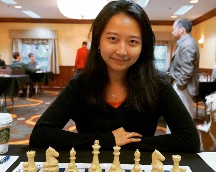 Irene Kharisma Sukandar  bertanding catur pada (31/3/2021) kemarin. Irene dan Gotham Chess bermain selama 4 babak dengan waktu masing-masing 3 menit. 
