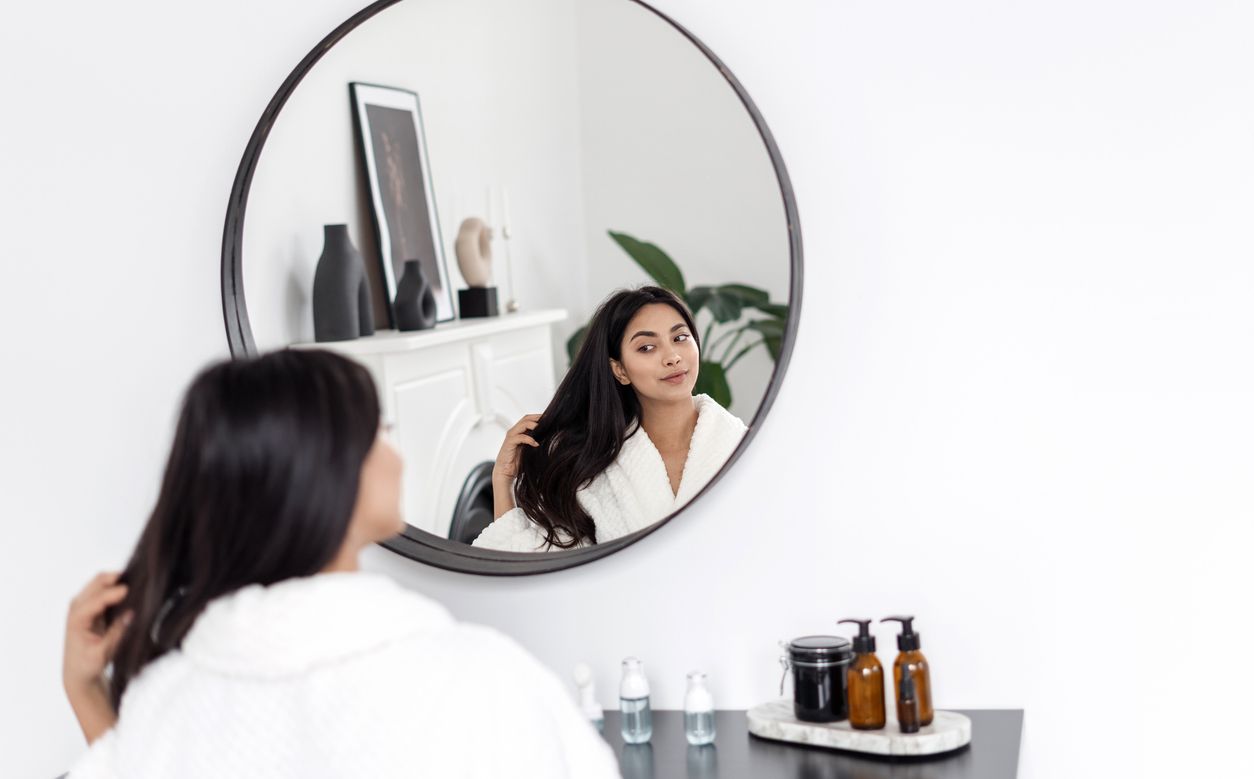 Beragam cara tentu saja kita lakukan untuk mendapatkan rambut sehat dan bebas lepek. Termasuk menggunakan bahan-bahan alami yang ada di rumah.