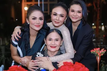 Yuni Shara dengan ibu dan adik saat pesta ulang tahun
