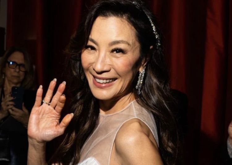 Michelle Yeoh berhasil membawa pulang Piala Oscar 2023 untuk kategori Best Actress berkat film Everything Everywhere All at Once yang ia bintangi.