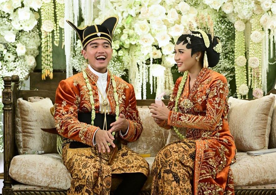 Mulai dari perbedaan busana pernikahan anak Jokowi hingga gaya tamu undangan ngunduh mantu Kaesang - Erina. Ini berita terpopuler fashion dan beauty.