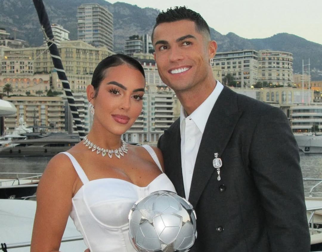 Cristiano Ronaldo resmi melamar sang kekasih, Georgina Rodriguez dengan sebuah cincin berlian yang mewah!