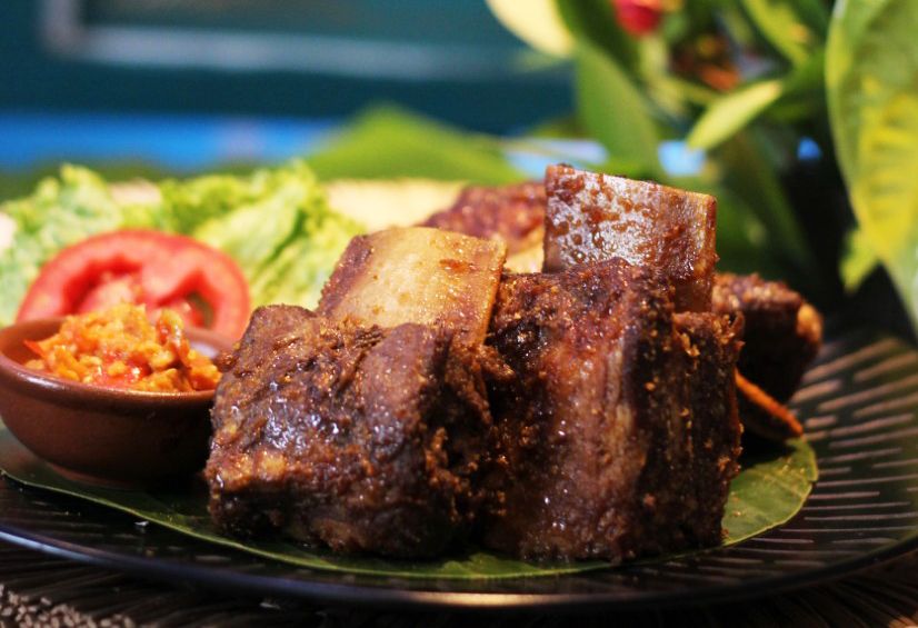 Berikut ini tiga tips memasak cepat sop iga bakar, salah satunya adalah merebus daging dua kali demi menghilangkan kotoran.