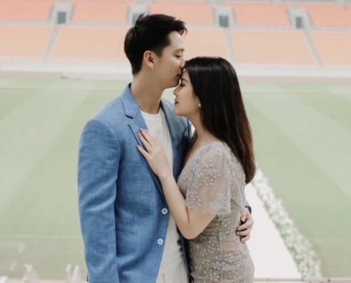 Atlet bulu tangkis Kevin Sanjaya lamar sang kekasih, Valencia Tanoesoedibjo di JIS. Dapatkan ucapan selamat dari kerabat dan keluarga.
