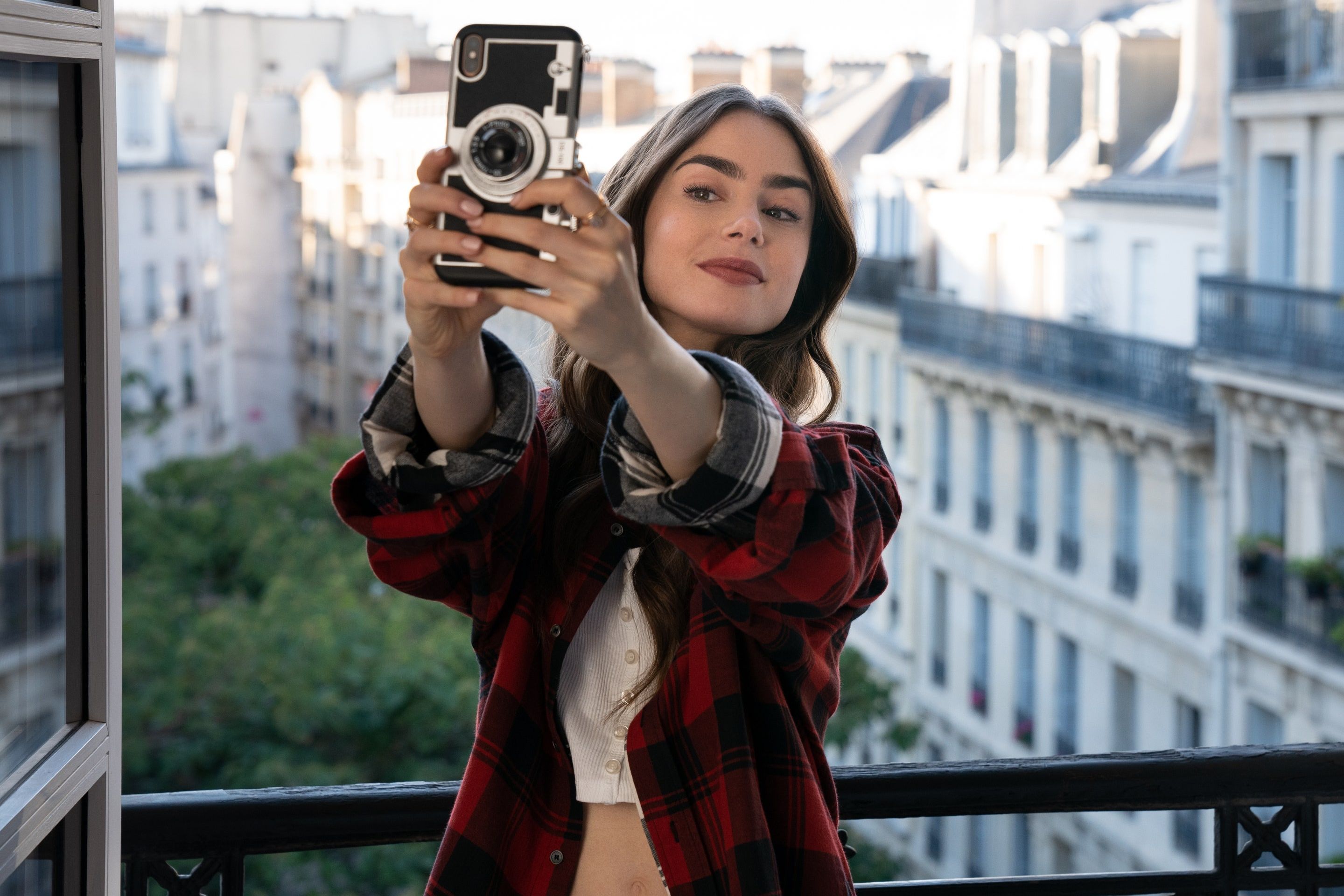 Kawan Puan mau jadi Social Media Manager seperti karakter perempuan di serial Emily in Paris? Simak, begini kualifikasinya!